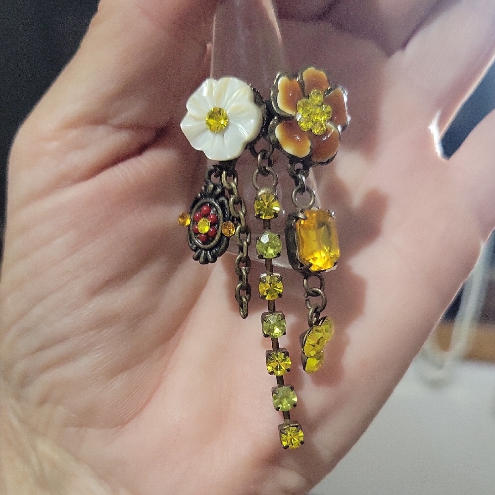 Floral Dangle Cuff Ring with Yellow and White Accents